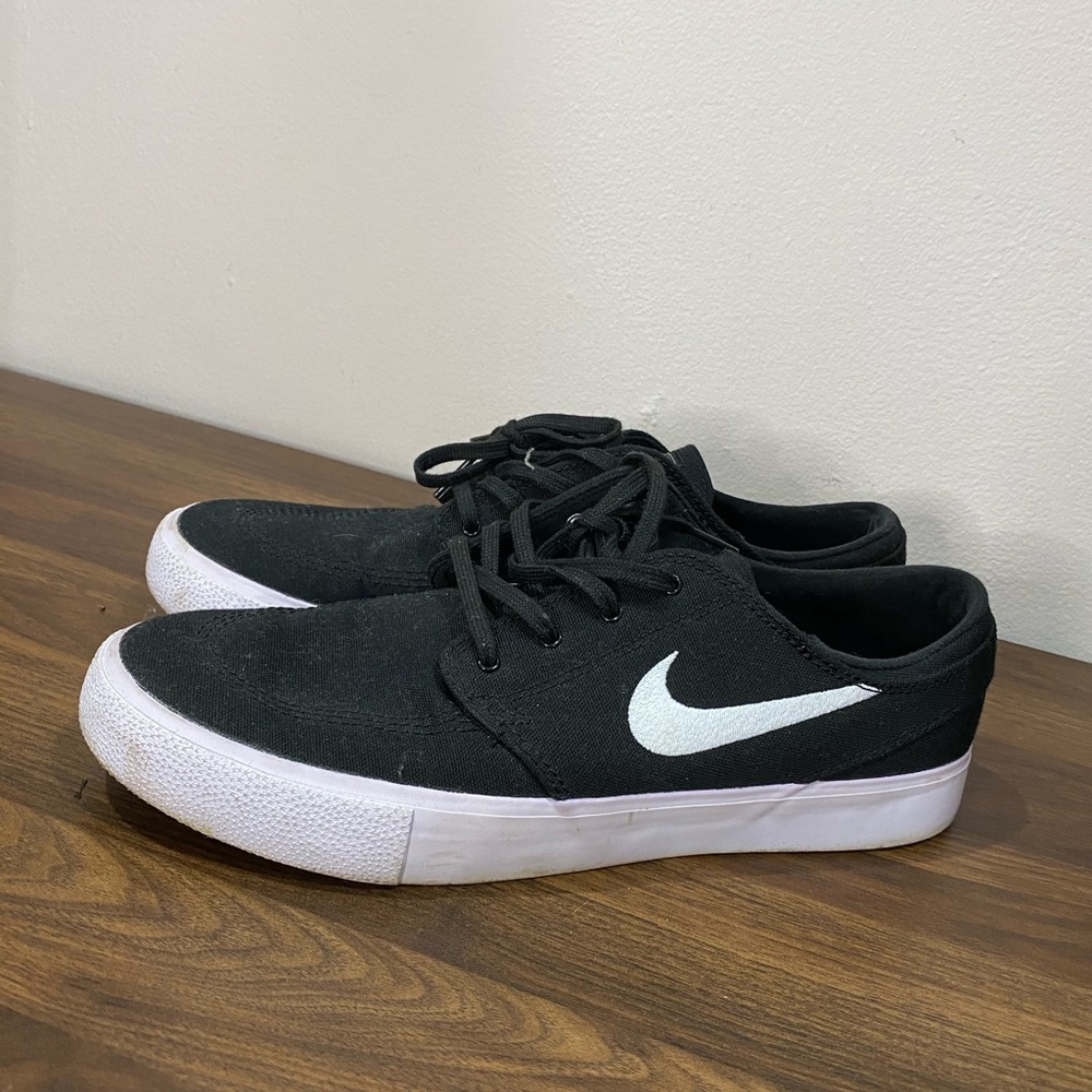 Black Nike Shoes